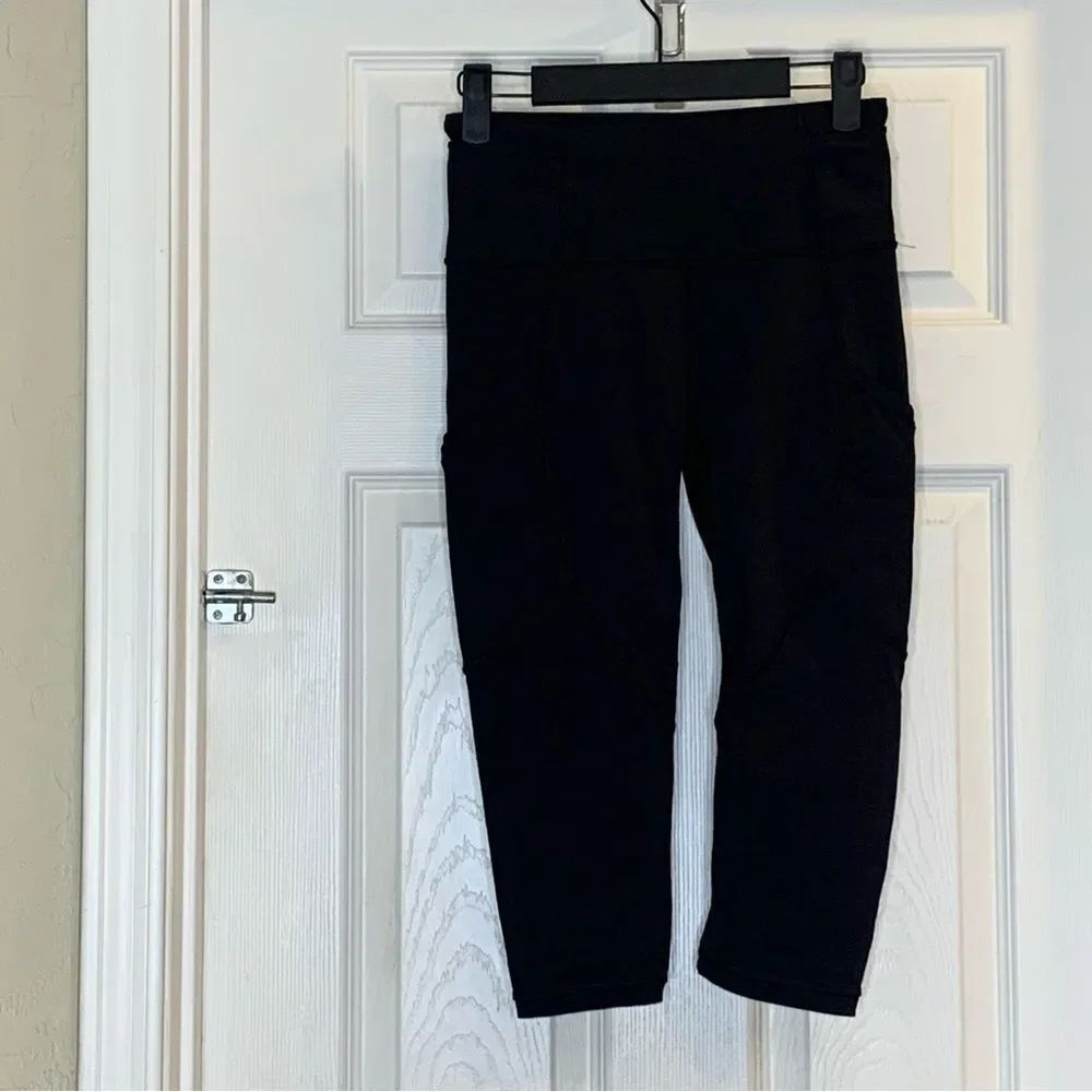 Lululemon Black HIT IT Cropped Leggings Pockets Mesh Size 4 Black